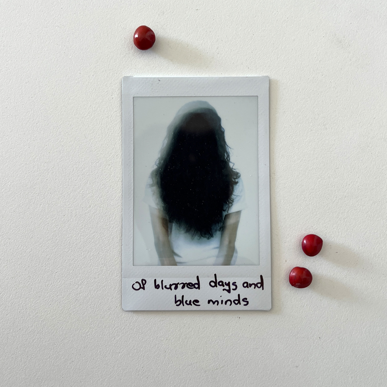 Of blurred days and blue minds