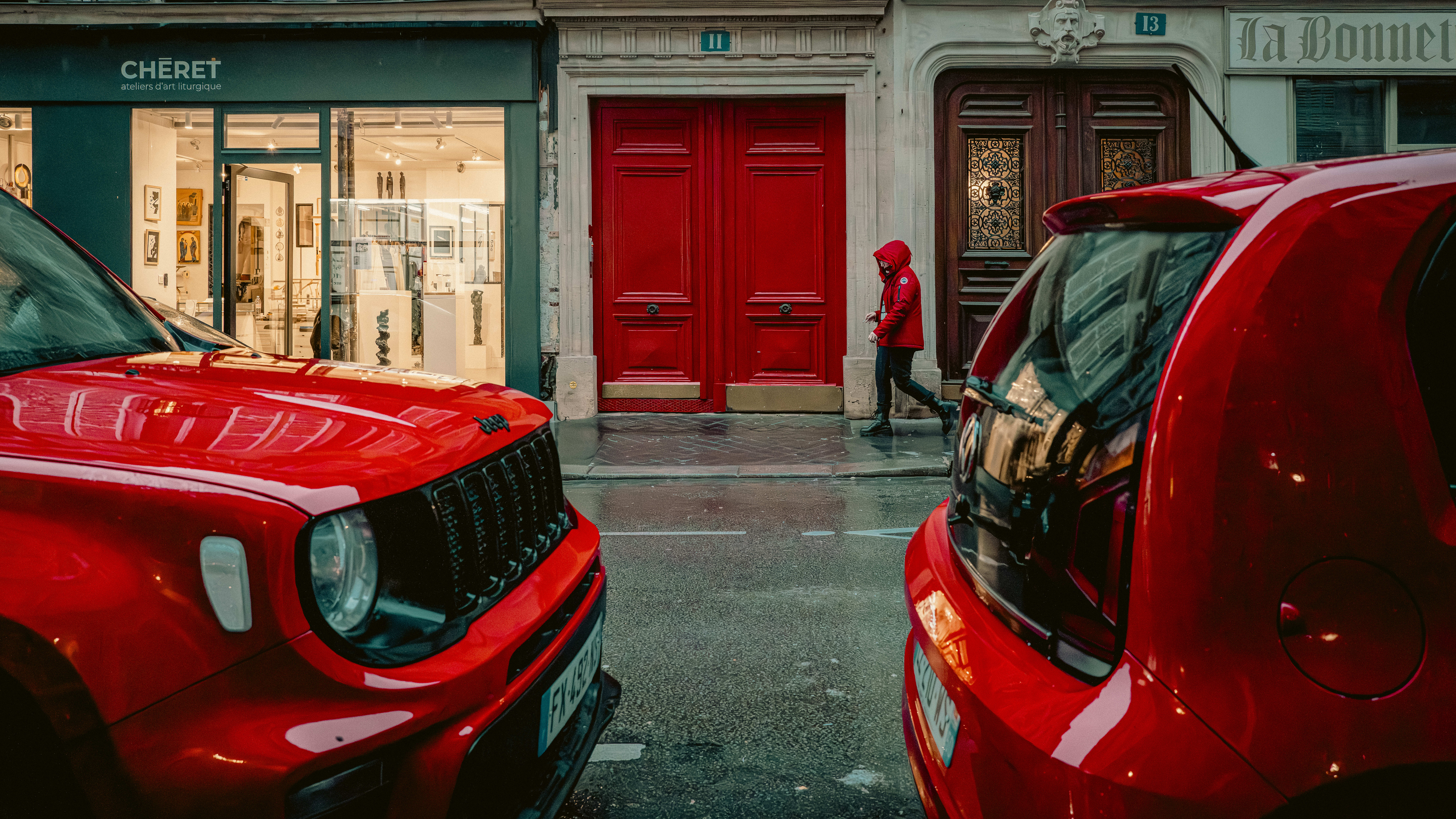 Mar 2, 2024 - Devant la porte rouge.