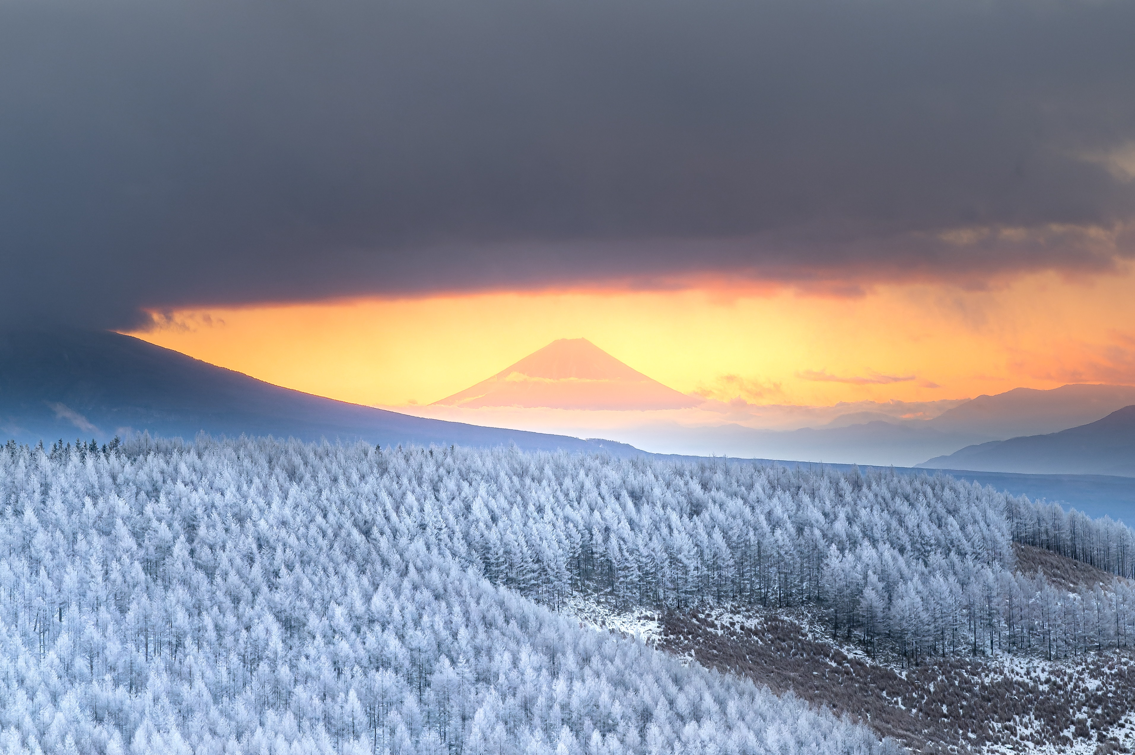 Sea of Foggy Ice and Mt.Fuji