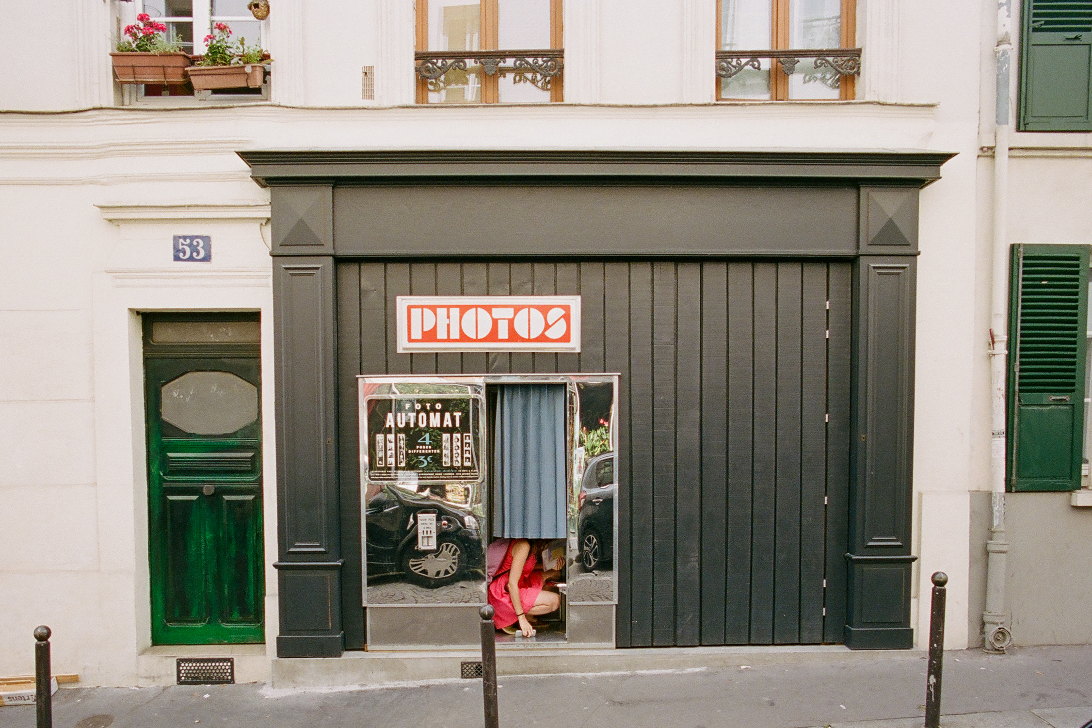 Un Rideau, Mille Histoires (One Curtain, A Thousand Stories)