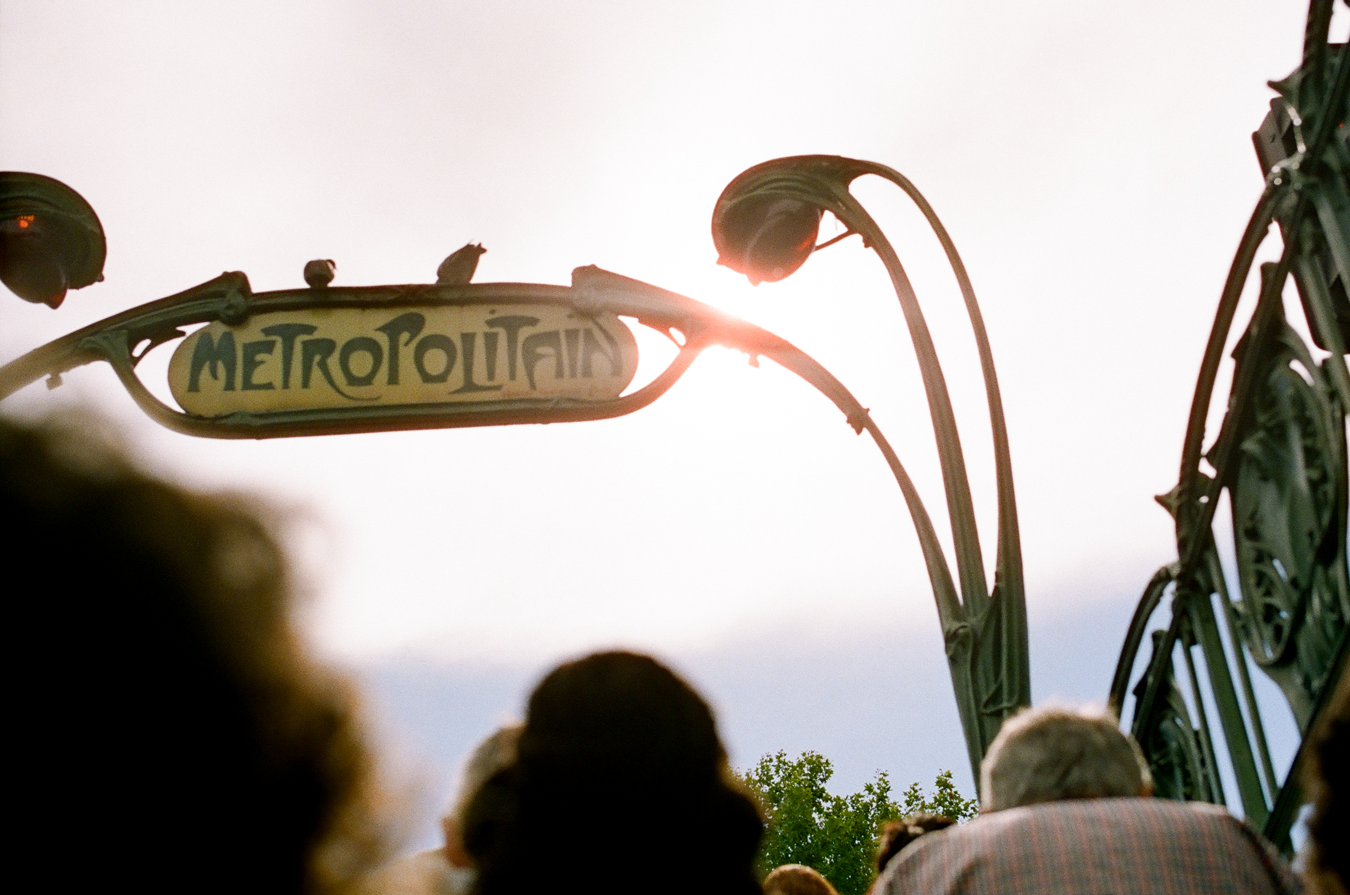 Un Passage vers la Ville Lumière (A Passage to the City of Light)