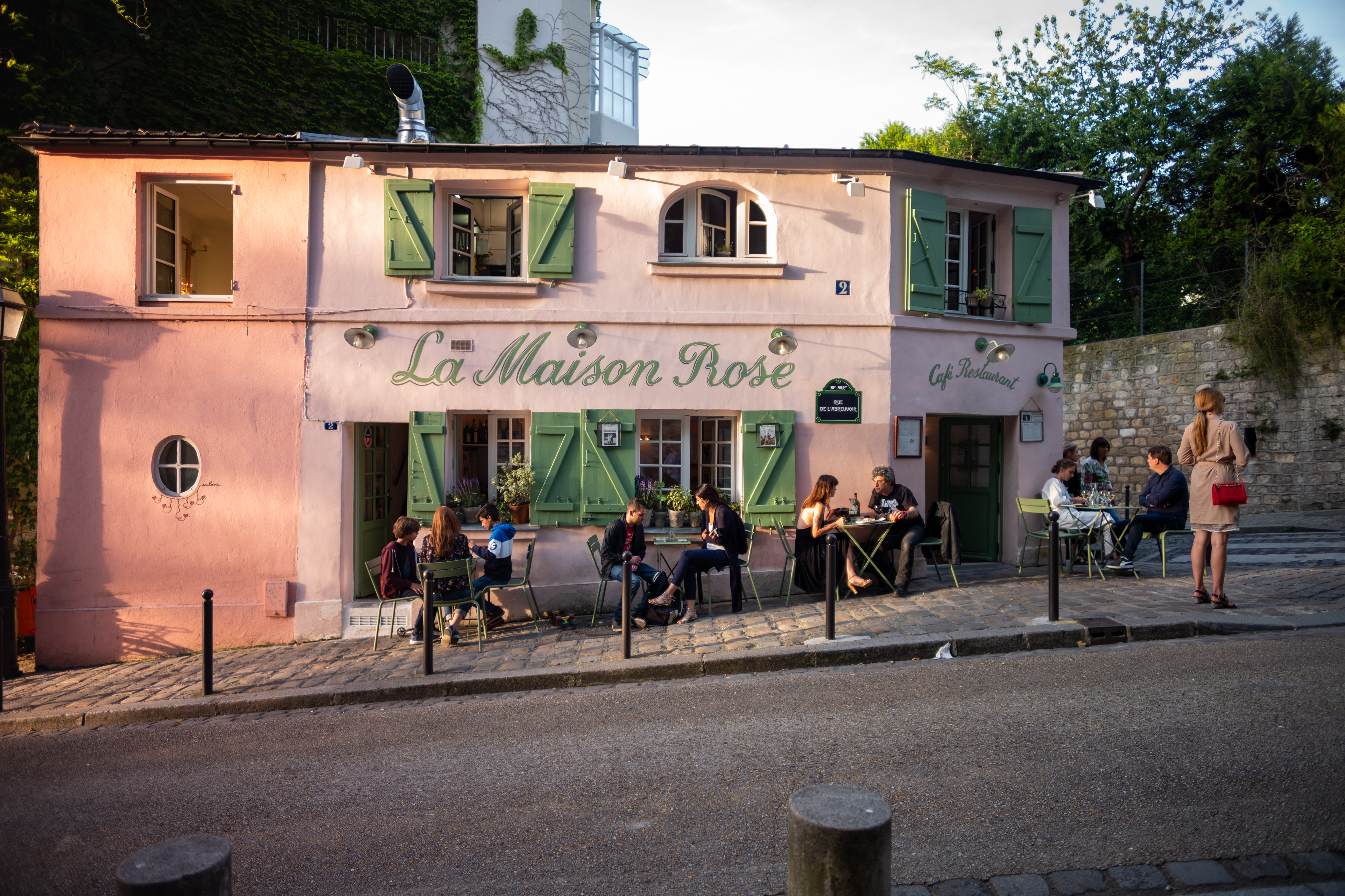 Rendez-vous à La Maison Rose (Meet Me at The Pink House)